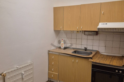 Priestranný 1-izb byt v pôvodnom stave vo vyhľadávanej lokalite Komárna