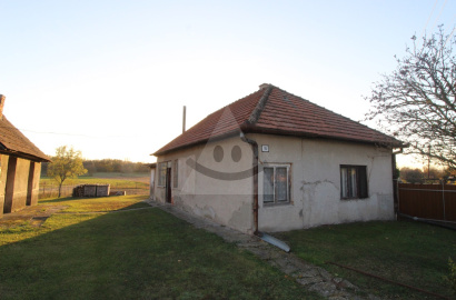 Na predaj starší rodinný dom s veľkým pozemkom v tichej obci Kava Na predaj starší rodinný dom s veľkým pozemkom v tichej obci Kava