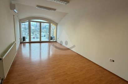 Na prenájom luxusný priestor s balkónom v centre mesta Komárna