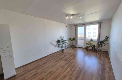 Priestranný 2 izbový byt s balkónom vo výbornej lokalite Komárna