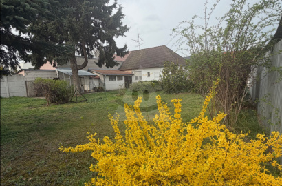 Na predaj útulný 3-izbový rodinný domček s priestrannou garážou v Komárne.